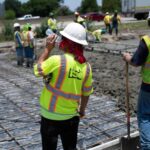 Trabajar en construcción en Texas ya deja más de $70,000 dólares al año: los sueldos en Austin y Dallas que superan a los de oficina este abril 2026 | FM Avenida