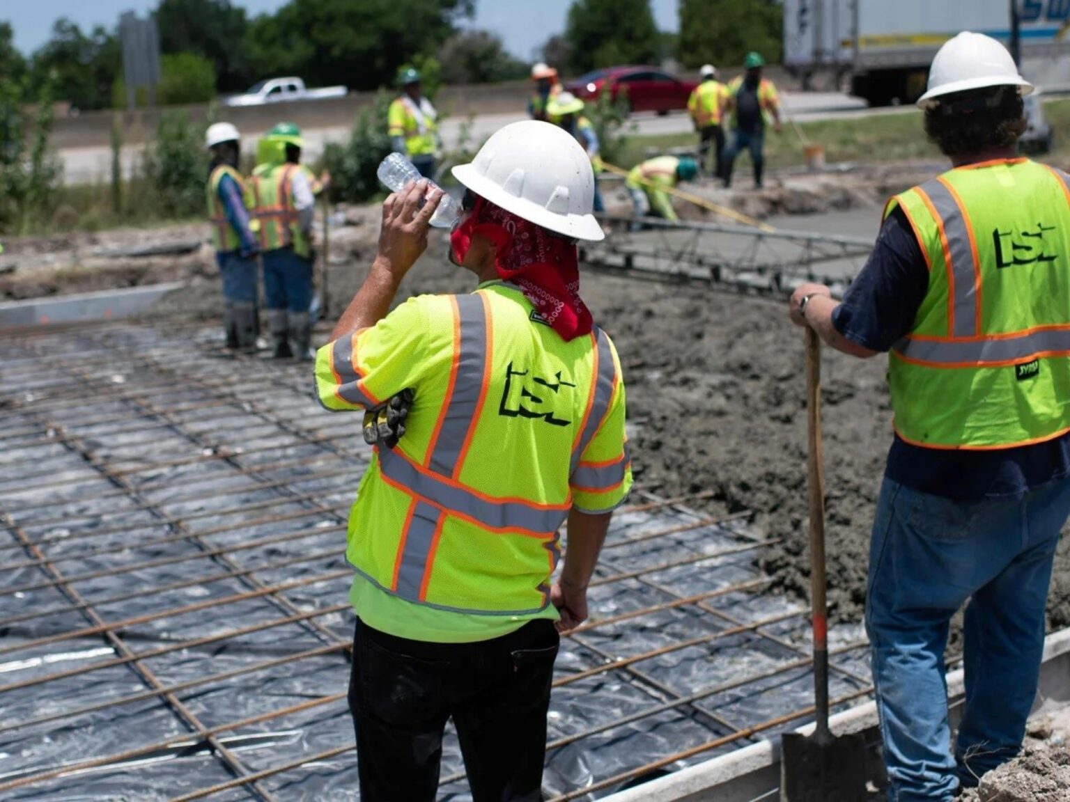 Trabajar en construcción en Texas ya deja más de $70,000 dólares al año: los sueldos en Austin y Dallas que superan a los de oficina este abril 2026 | FM Avenida
