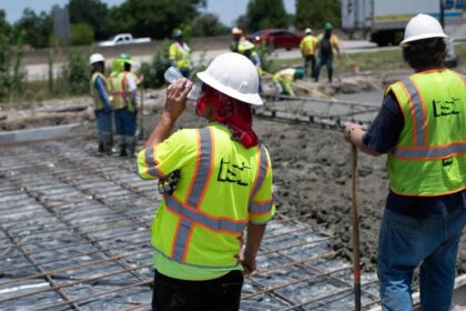 Trabajar en construcción en Texas ya deja más de $70,000 dólares al año: los sueldos en Austin y Dallas que superan a los de oficina este abril 2026 | FM Avenida