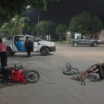Un adolescente y un adulto mayor heridos tras un choque entre una moto y una bicicleta en la costanera | FM Avenida