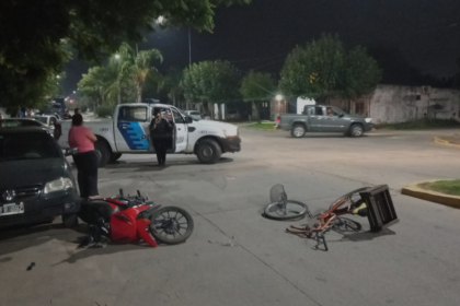 Un adolescente y un adulto mayor heridos tras un choque entre una moto y una bicicleta en la costanera | FM Avenida