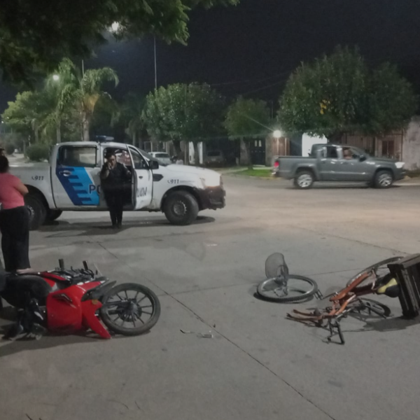 Un adolescente y un adulto mayor heridos tras un choque entre una moto y una bicicleta en la costanera | FM Avenida