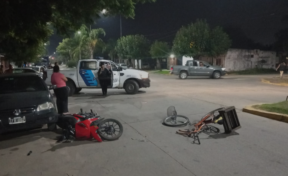 Un adolescente y un adulto mayor heridos tras un choque entre una moto y una bicicleta en la costanera | FM Avenida