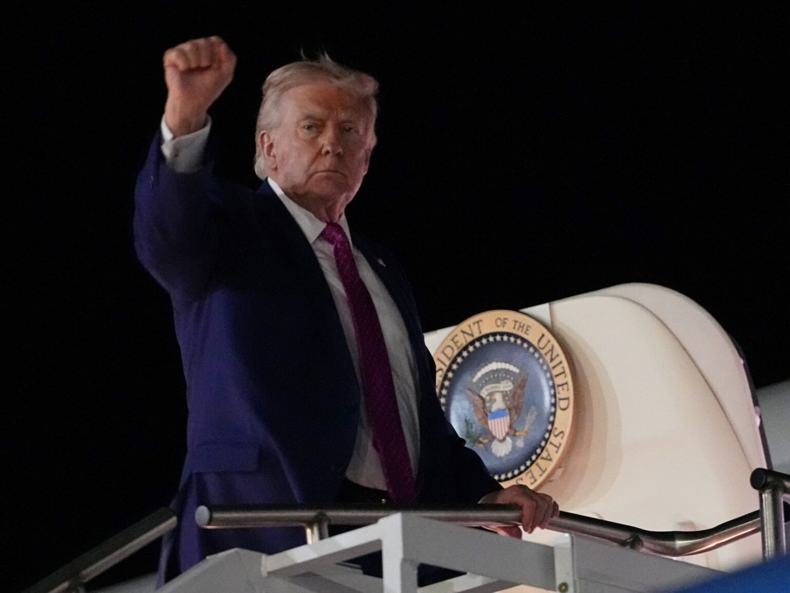 Un eufórico Trump felicitó a la tripulación de Artemis II tras el amerizaje y redobló la apuesta con la NASA: "Próxima etapa, Marte" | FM Avenida