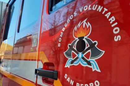 Un incendio destruyó una precaria vivienda y un vecino agredió a los Bomberos Voluntarios | FM Avenida