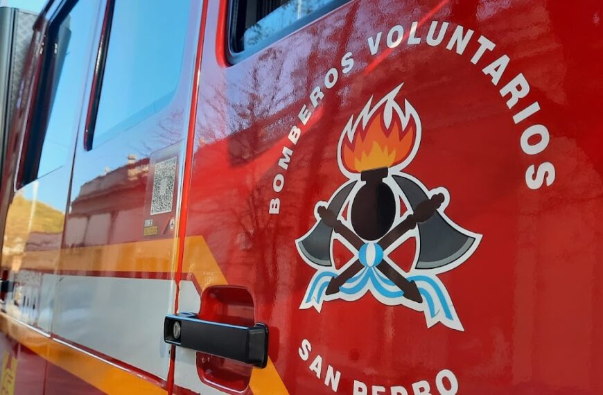 Un incendio destruyó una precaria vivienda y un vecino agredió a los Bomberos Voluntarios | FM Avenida