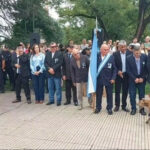 Un insólito episodio con perros en el acto por Malvinas con Victoria Villarruel reavivó un reclamo vecinal en Chivilcoy | FM Avenida