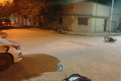 Una joven internada en grave estado tras un choque entre una moto y una camioneta | FM Avenida