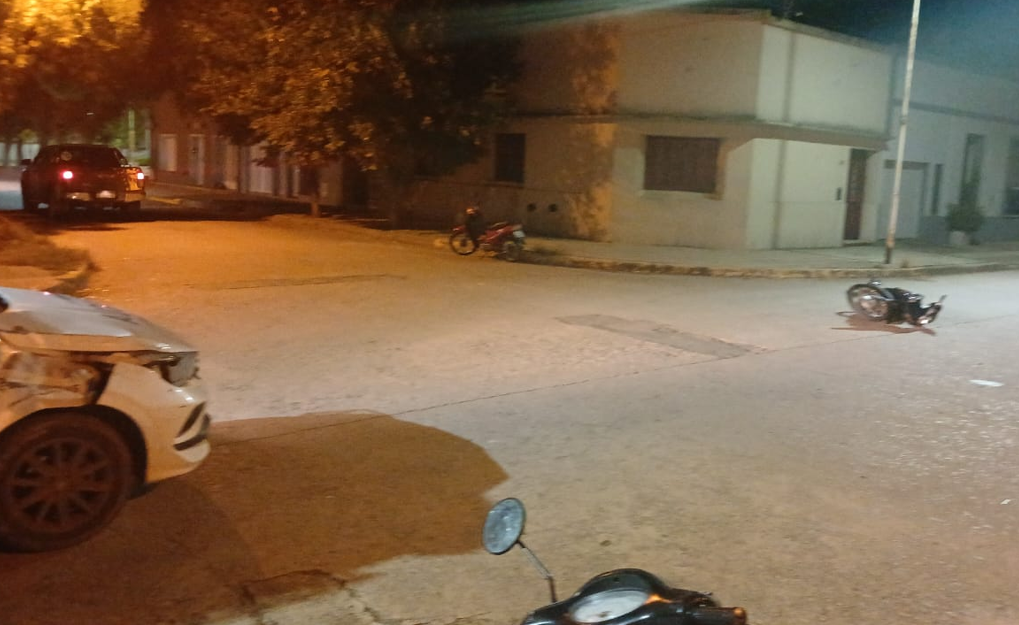 Una joven internada en grave estado tras un choque entre una moto y una camioneta | FM Avenida