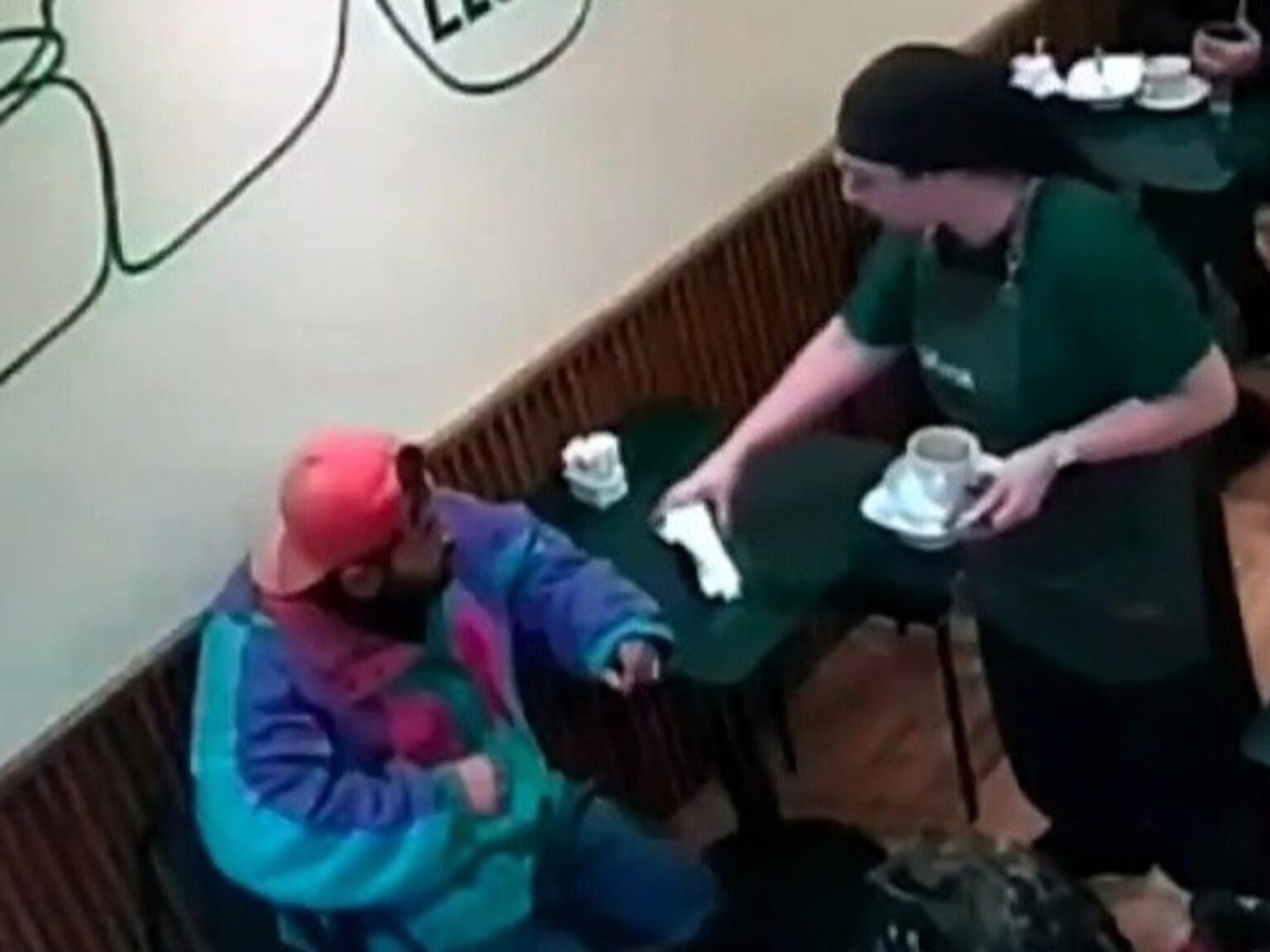 Violento episodio en Rosario: un joven le dio una trompada a una moza por querer cobrarle su pedido | FM Avenida