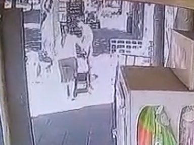 Buscan a una persona que se llevó un celular de un comercio