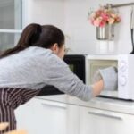 "Nunca hay que poner el microondas en la mesada": el consejo del experto en cocinas que lo cambia todo | FM Avenida