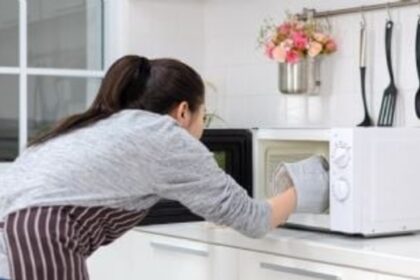 "Nunca hay que poner el microondas en la mesada": el consejo del experto en cocinas que lo cambia todo | FM Avenida