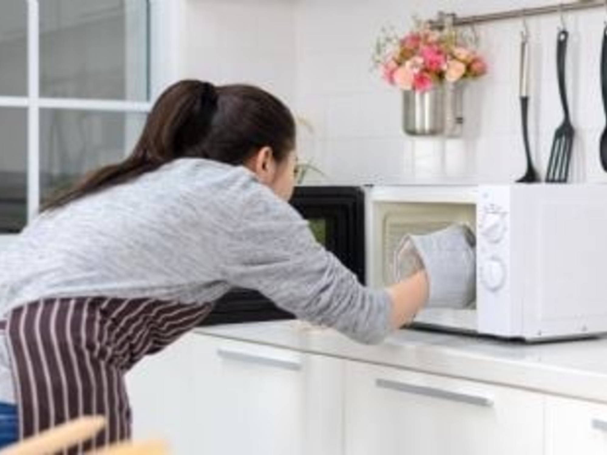 "Nunca hay que poner el microondas en la mesada": el consejo del experto en cocinas que lo cambia todo | FM Avenida