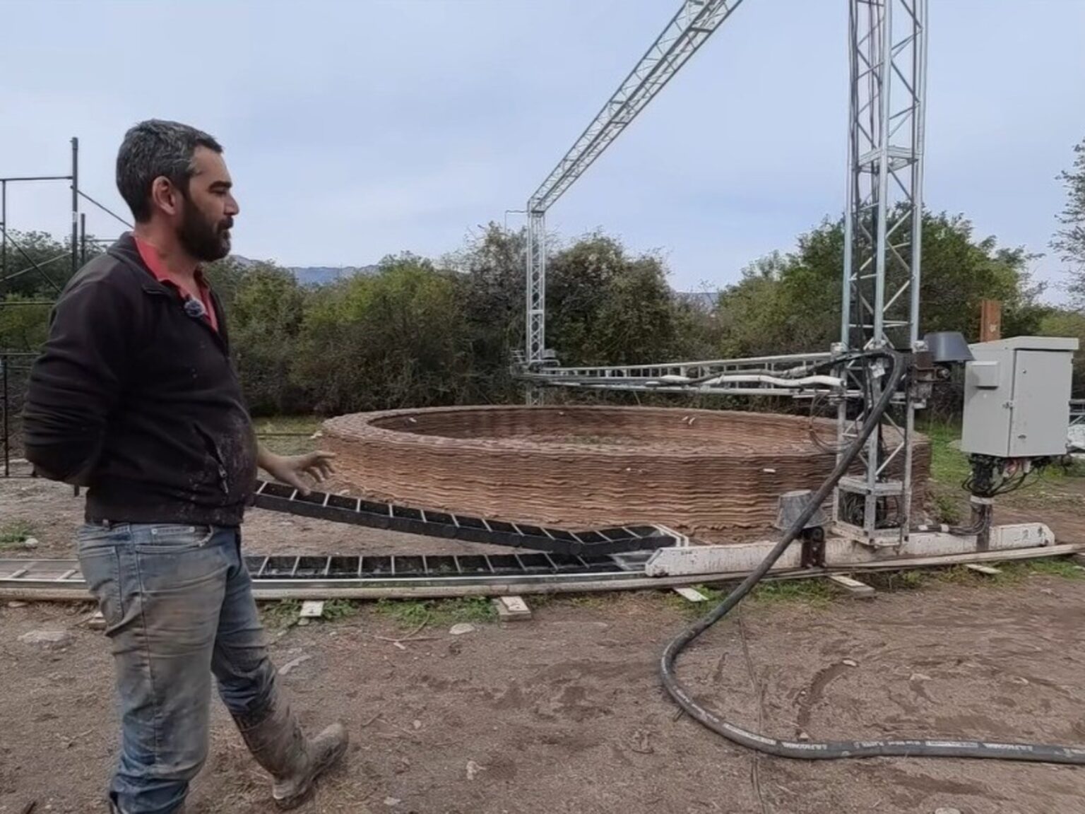 Agustín imprime casas de barro en 3D en 100 horas: "Podemos imprimir ductos de aire frío, de aire caliente, una estufa, muebles empotrados, interiores hasta maceteros" | FM Avenida