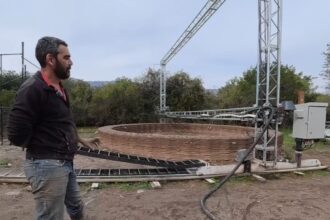 Agustín imprime casas de barro en 3D en 100 horas: "Podemos imprimir ductos de aire frío, de aire caliente, una estufa, muebles empotrados, interiores hasta maceteros" | FM Avenida