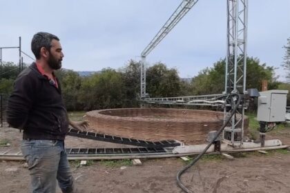 Agustín imprime casas de barro en 3D en 100 horas: "Podemos imprimir ductos de aire frío, de aire caliente, una estufa, muebles empotrados, interiores hasta maceteros" | FM Avenida