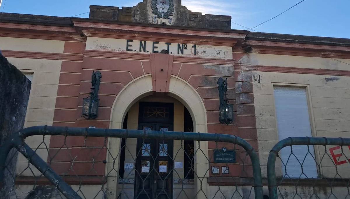 Bragado: Tras la estafa, los estudiantes de la ENET podrán concretar finalmente su viaje | FM Avenida