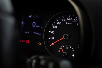 Cuánto combustible gasta un auto cuando está detenido con el motor encendido | FM Avenida