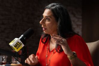 Dolly Chugh, científica especializada en comportamiento: “Cuando una persona se pone a la defensiva, muchas veces el problema no es su actitud, sino los comentarios que recibe” | FM Avenida