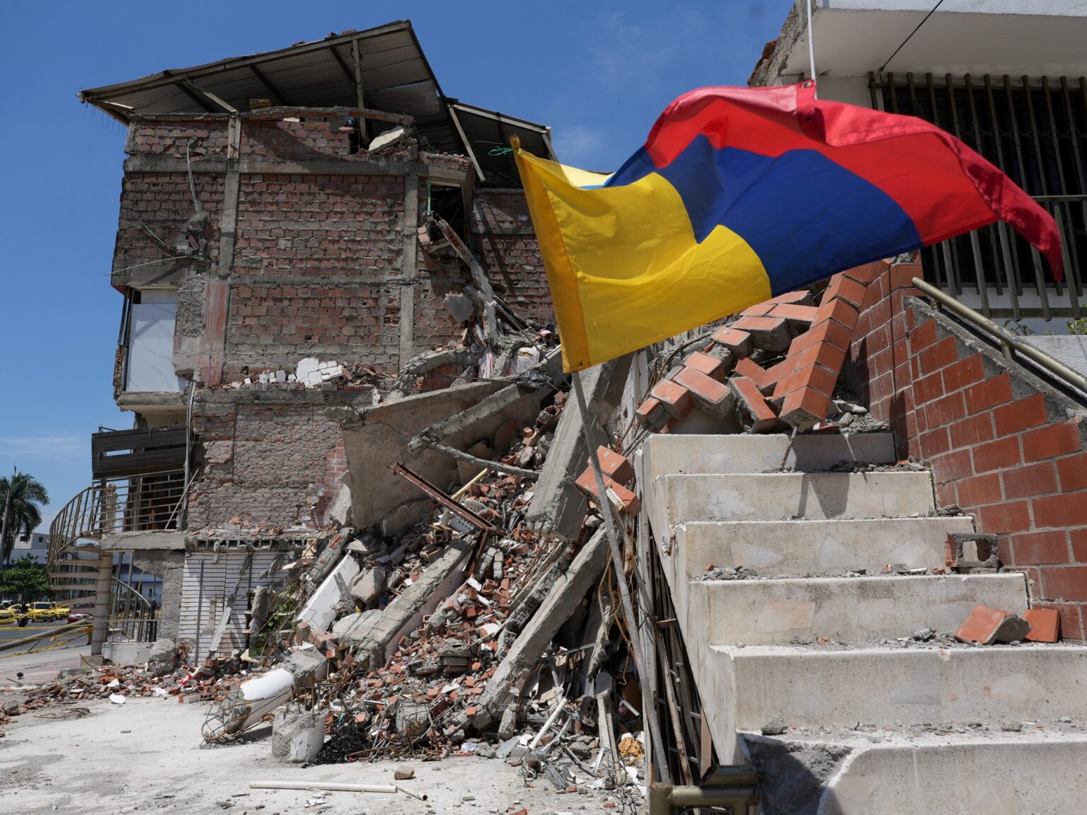 El Gobierno de Colombia elevó el número de víctimas fatales por el terremoto | FM Avenida