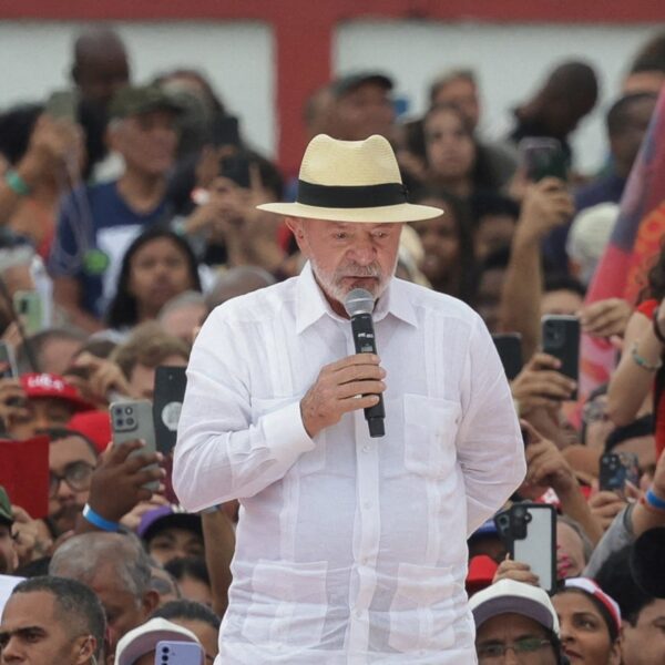 En plena campaña electoral Lula da Silva impulsa un proyecto para reducir la jornada laboral en Brasil | FM Avenida