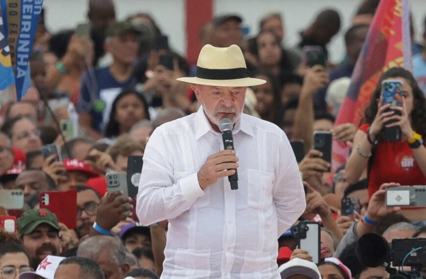 En plena campaña electoral Lula da Silva impulsa un proyecto para reducir la jornada laboral en Brasil | FM Avenida