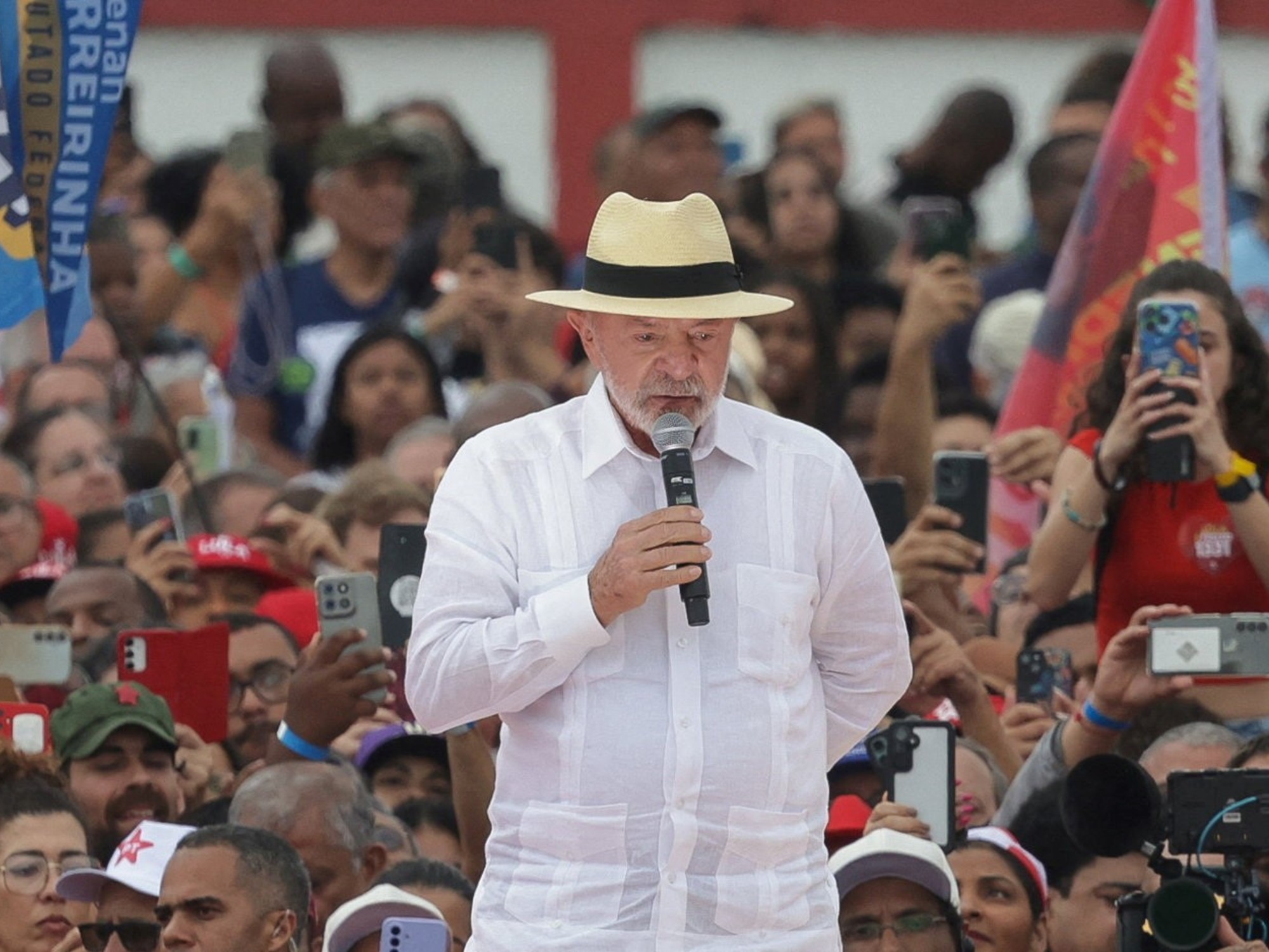 En plena campaña electoral Lula da Silva impulsa un proyecto para reducir la jornada laboral en Brasil | FM Avenida