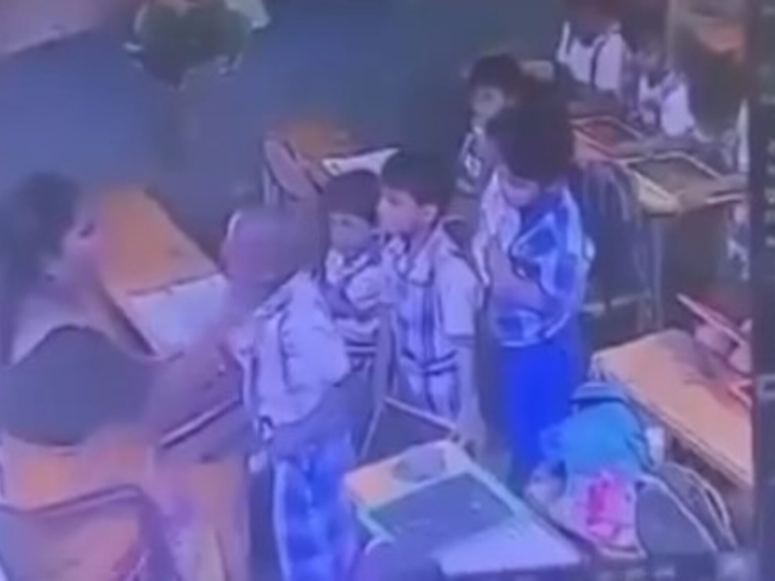 Indignación en la India: una maestra cacheteó a un nene de primer grado y sucedió el peor final | FM Avenida
