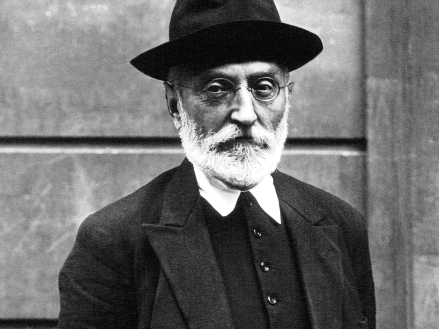 Miguel de Unamuno, filósofo: "Cada uno es, en realidad, tres: el que uno cree que es, el que los demás creen y el que es de verdad" | FM Avenida
