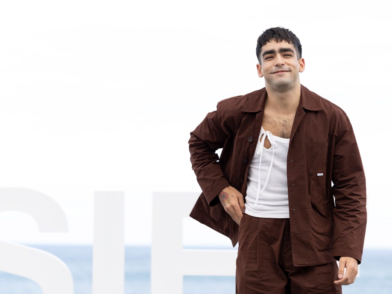 Omar Ayuso: “Cuando eres pequeño y no sabes muy bien qué te pasa ni quién eres, porque no ves a nadie a tu alrededor como tú, la música puede convertirse en un salvavidas” | FM Avenida