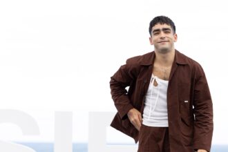 Omar Ayuso: “Cuando eres pequeño y no sabes muy bien qué te pasa ni quién eres, porque no ves a nadie a tu alrededor como tú, la música puede convertirse en un salvavidas” | FM Avenida