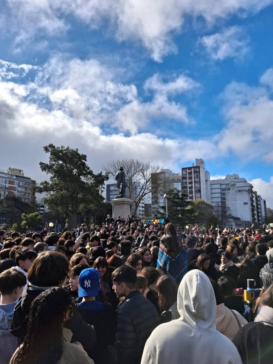 Primer concurso de "farmear aura" en Mar del Plata terminó a los piedrazos | FM Avenida