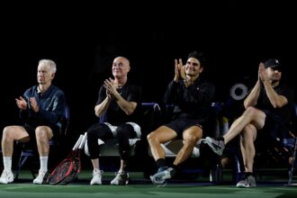 Roger Federer volvió al US Open: revivió el revés a una mano, se divirtió con Roddick, Agassi y McEnroe, y sus hijos disfrutaron en la tribuna | FM Avenida