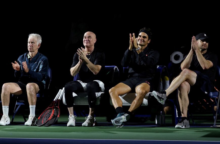 Roger Federer volvió al US Open: revivió el revés a una mano, se divirtió con Roddick, Agassi y McEnroe, y sus hijos disfrutaron en la tribuna | FM Avenida