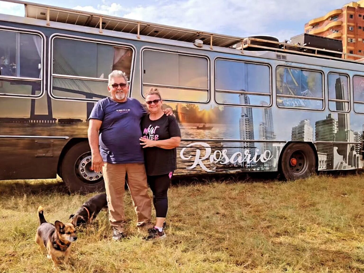 Silvia y Sergio, los jubilados argentinos que viven en un motorhome: "Tenemos cuatro paneles de 450W, inversores y dos baterías de litio" | FM Avenida