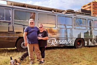 Silvia y Sergio, los jubilados argentinos que viven en un motorhome: "Tenemos cuatro paneles de 450W, inversores y dos baterías de litio" | FM Avenida