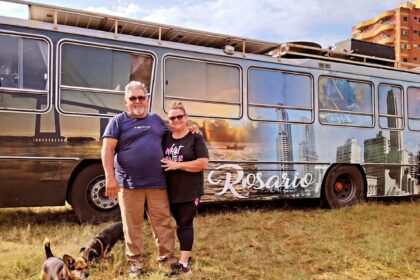 Silvia y Sergio, los jubilados argentinos que viven en un motorhome: "Tenemos cuatro paneles de 450W, inversores y dos baterías de litio" | FM Avenida