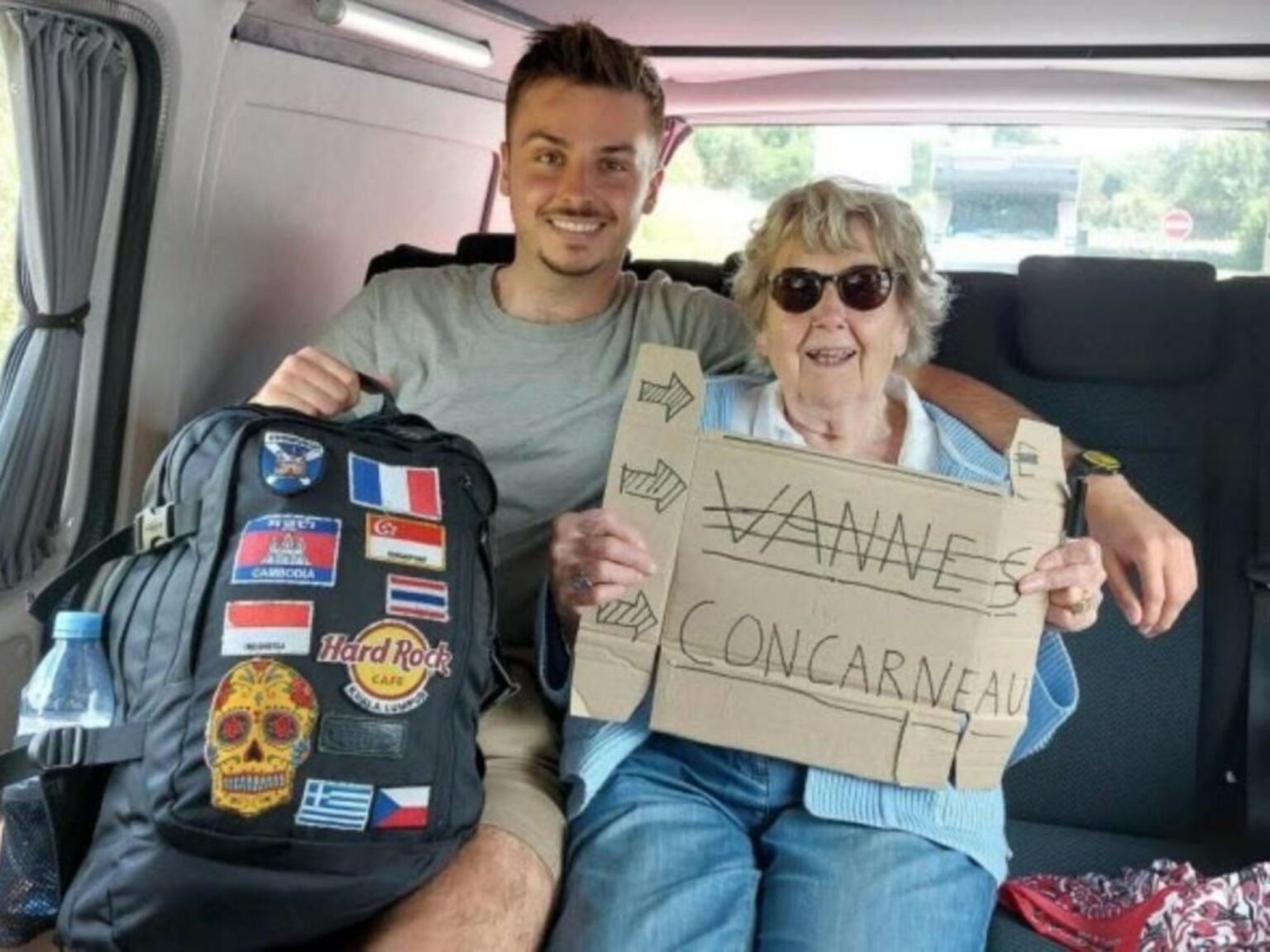 Teresa, la abuela de 93 años que viaja con su nieto haciendo autoestop y ya llevan 2.000 kilómetros: "Al principio se negó, iba a regañadientes" | FM Avenida