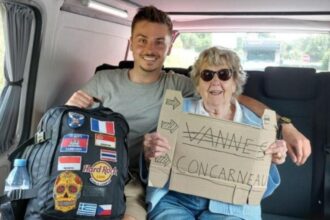Teresa, la abuela de 93 años que viaja con su nieto haciendo autoestop y ya llevan 2.000 kilómetros: "Al principio se negó, iba a regañadientes" | FM Avenida