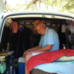 Tiene 71 años y convirtió su camioneta en una casa para recorrer Latinoamérica: "Tengo una cama de 1.90, calentador, wifi y lo necesario para la ruta" | FM Avenida