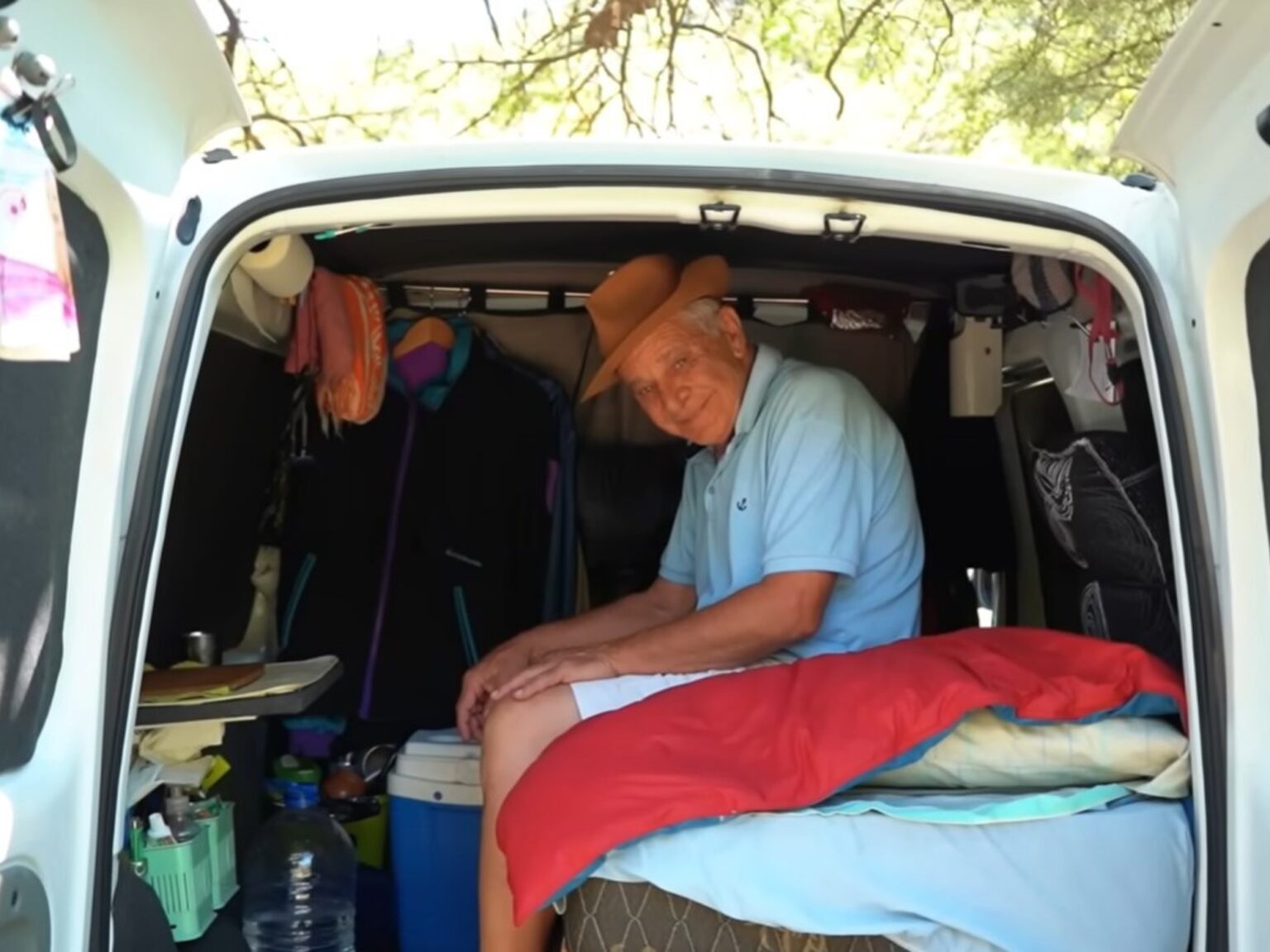 Tiene 71 años y convirtió su camioneta en una casa para recorrer Latinoamérica: "Tengo una cama de 1.90, calentador, wifi y lo necesario para la ruta" | FM Avenida