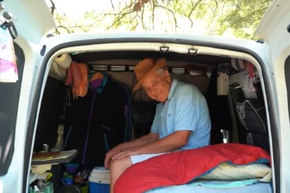 Tiene 71 años y convirtió su camioneta en una casa para recorrer Latinoamérica: "Tengo una cama de 1.90, calentador, wifi y lo necesario para la ruta" | FM Avenida