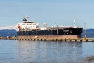 Tierra del Fuego protestó por la presencia de un buque petrolero británico y exigió el fin de la intervención nacional sobre su puerto | FM Avenida