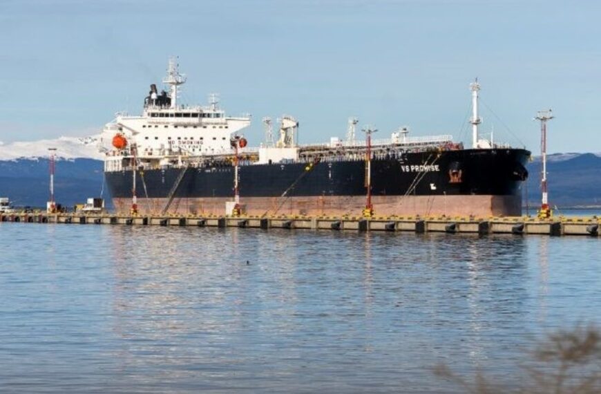 Tierra del Fuego protestó por la presencia de un buque petrolero británico y exigió el fin de la intervención nacional sobre su puerto | FM Avenida