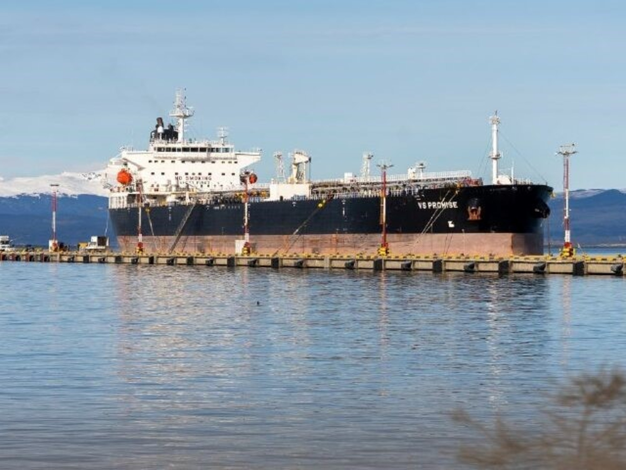 Tierra del Fuego protestó por la presencia de un buque petrolero británico y exigió el fin de la intervención nacional sobre su puerto | FM Avenida