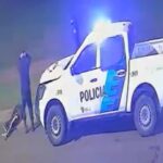 Un patrullero de la Policía Bonaerense iba a asistir una emergencia del 911 y atropelló a un peatón en Don Orione | FM Avenida