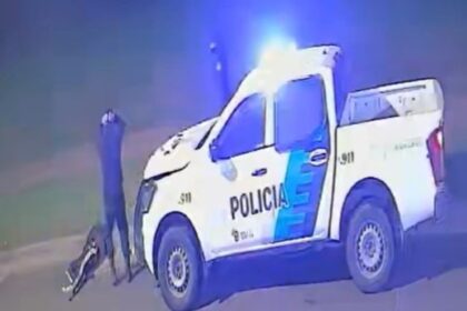 Un patrullero de la Policía Bonaerense iba a asistir una emergencia del 911 y atropelló a un peatón en Don Orione | FM Avenida