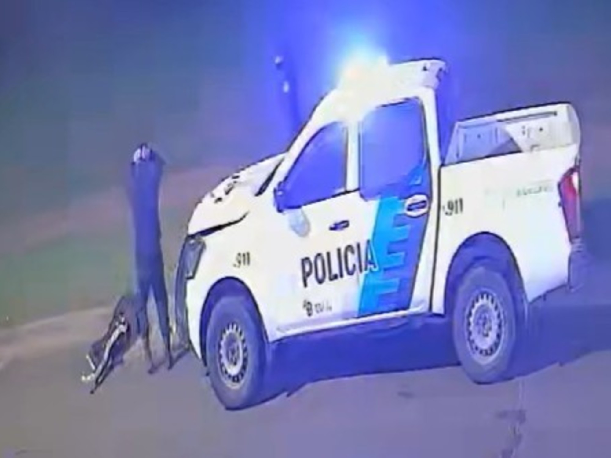 Un patrullero de la Policía Bonaerense iba a asistir una emergencia del 911 y atropelló a un peatón en Don Orione | FM Avenida