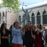 Una escultura de Federico García Lorca recorrió Madrid a 90 años de su fusilamiento | FM Avenida